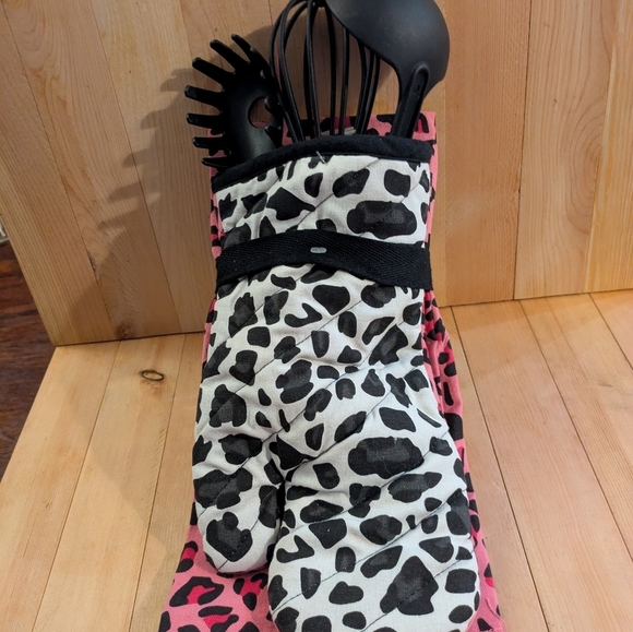 Pink Leopard Print Kitchen Oven Mitt Set - Picture 5 of 7